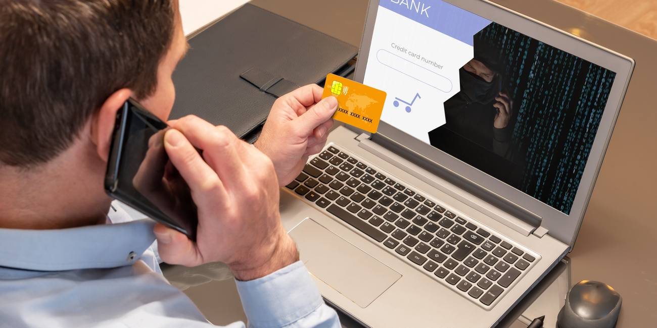 Víctima de un fraude bancario en línea introduciendo los datos de su tarjeta en una web falsa